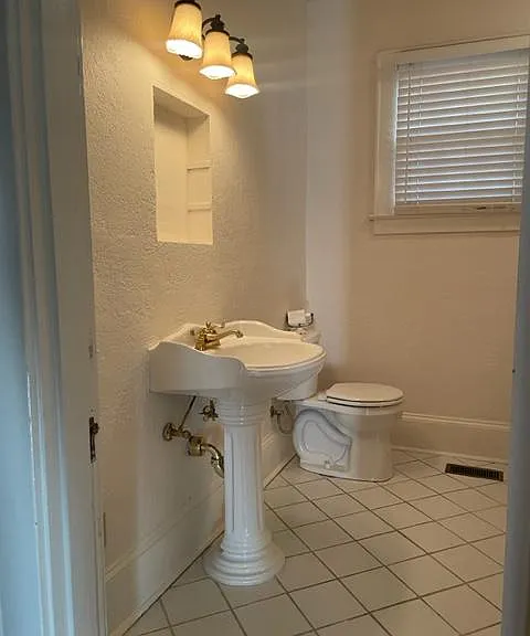 Guest bath/bedroom #2 bath/ full shower/bathtub.