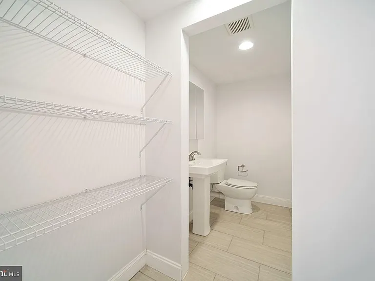 2409 Catharine St — Photo 29