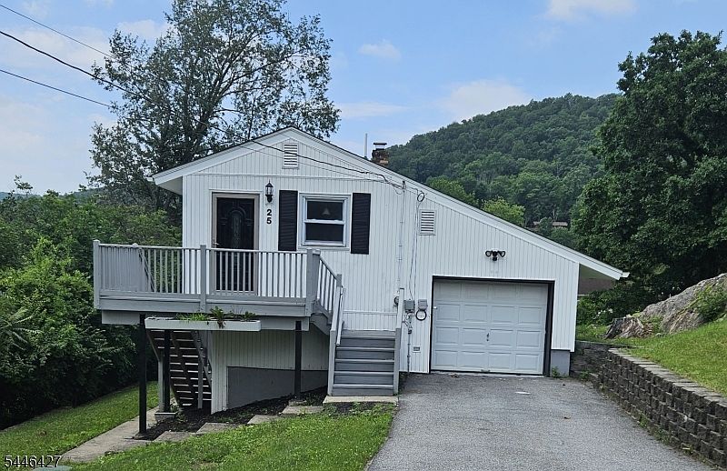 1st image of 25 Ivy Pl