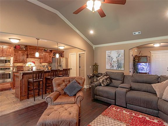 4th image of 1407 W Walker Dr