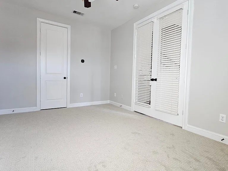 Secondary bedroom with ensuite in 1st floor and brand new berber carpets
