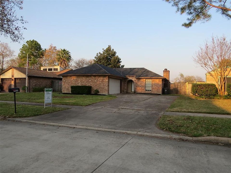 Welcome Home! Great location and this home has 3 bedrooms and 3 full baths in Sugar Land!