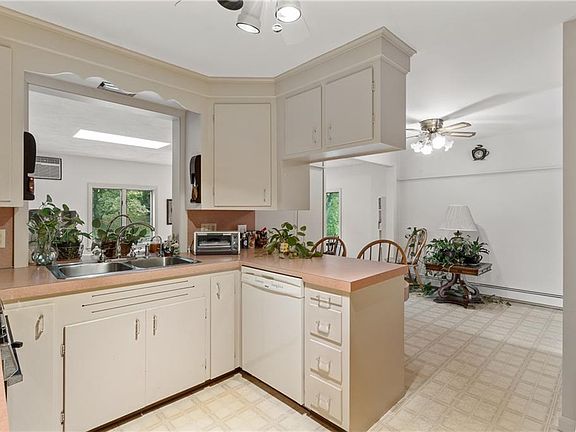 4th image of 33 Grandview Dr
