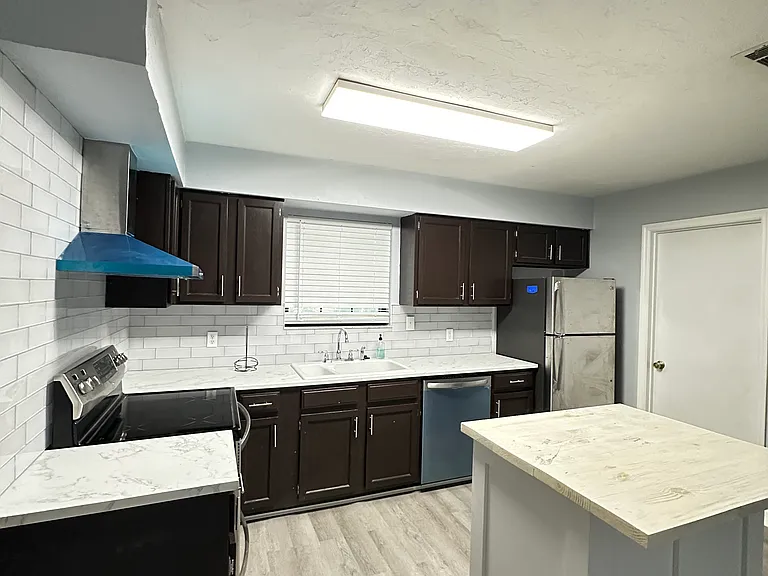 806 NE 7th St — Photo 11