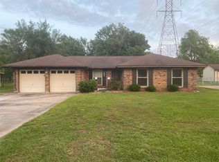 105 Lazy Ln, Lake Jackson, TX 77566
