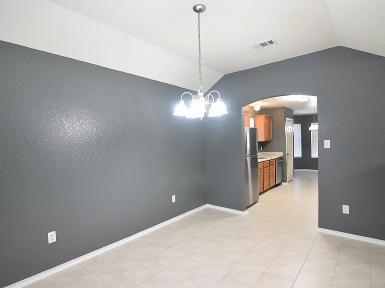 401 Dixon Dr — Photo 7