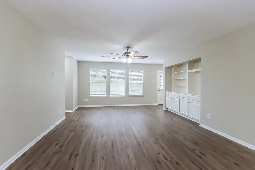 4 bed, 2.5 bath, 2492 sqft, $2,225 — Photo 4