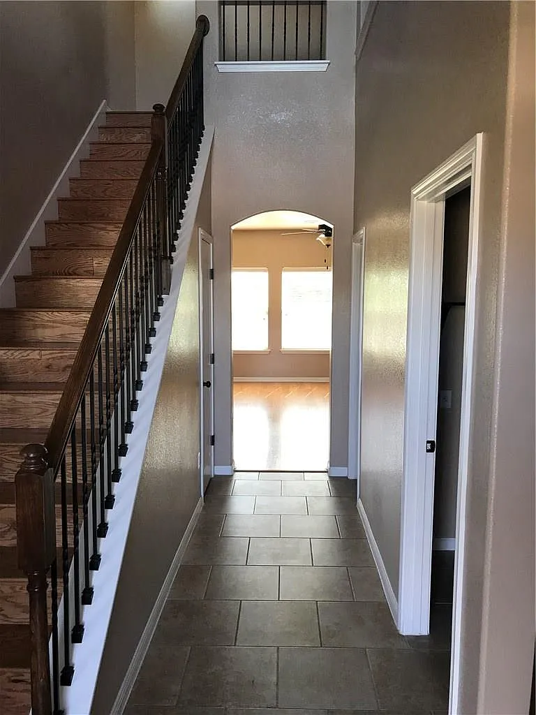 4 bed, 2.5 bath, 2338 sqft, $2,300 — Photo 3