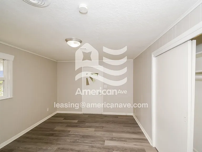1458436_008_main_bedroom_8.jpg