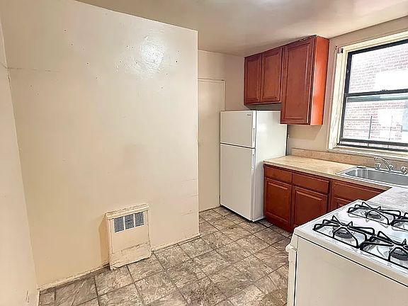 4th image of 465 E 7th St #3Y
