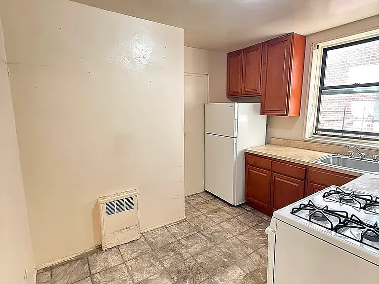 465 E 7th St #3Y — Photo 4