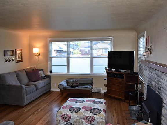 Living room with coved ceilings