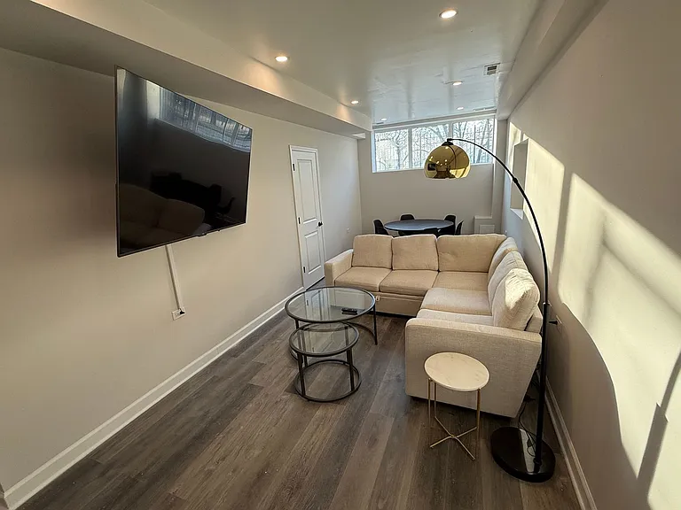 1635 S California Ave — Photo 32