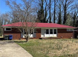 12 Hawthorne Ln, Lexington, NC 27295