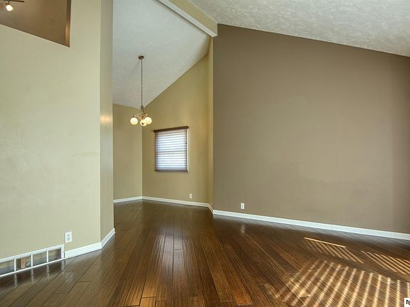 5th image of 304 Harbor Cir