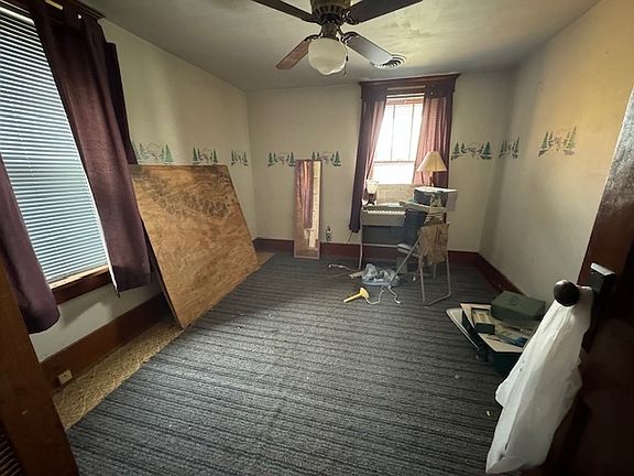 4th image of 401 Robinson St