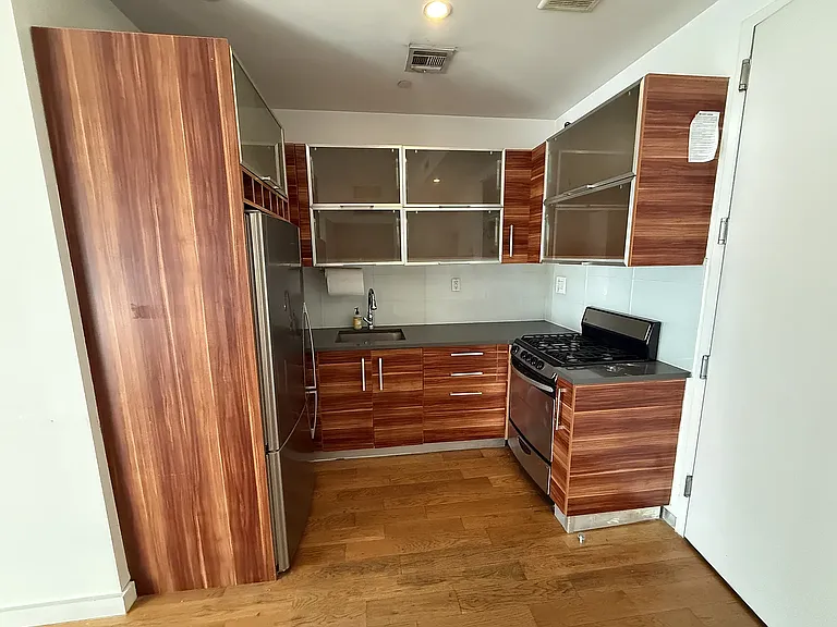 227 Grand St #2D — Photo 7