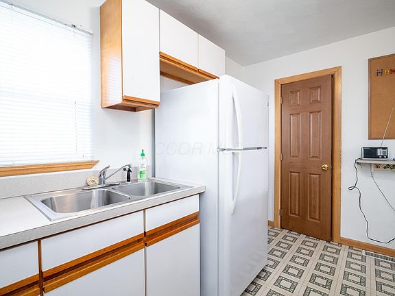 4th image of 581 E Main St
