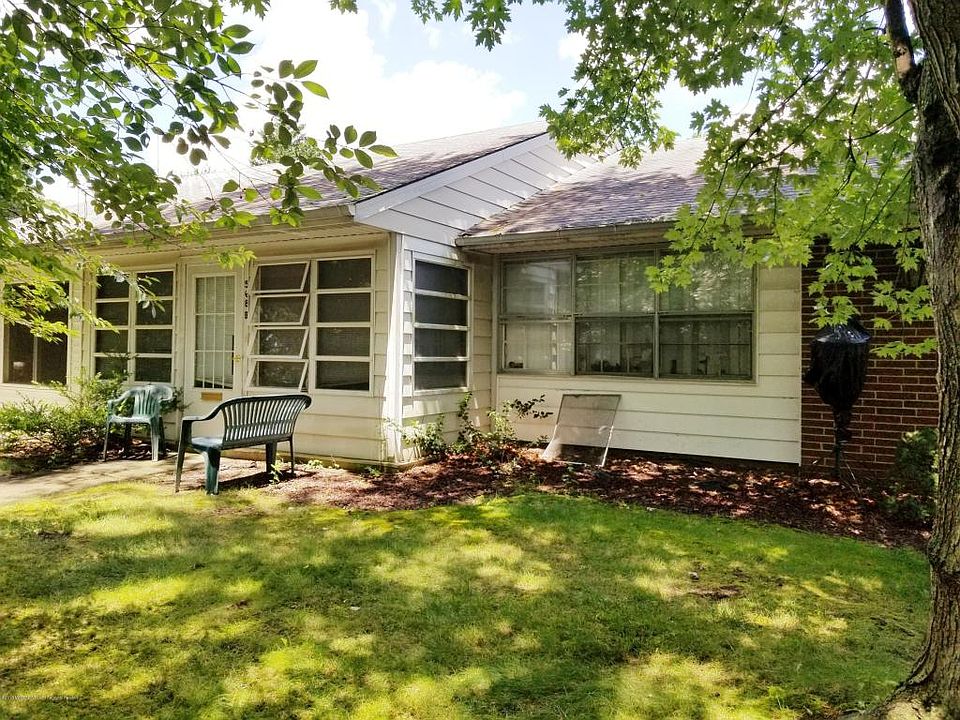 2nd image of 568B Sheffield Ct #100B