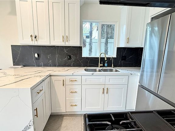 5th image of 16135 Tupper St