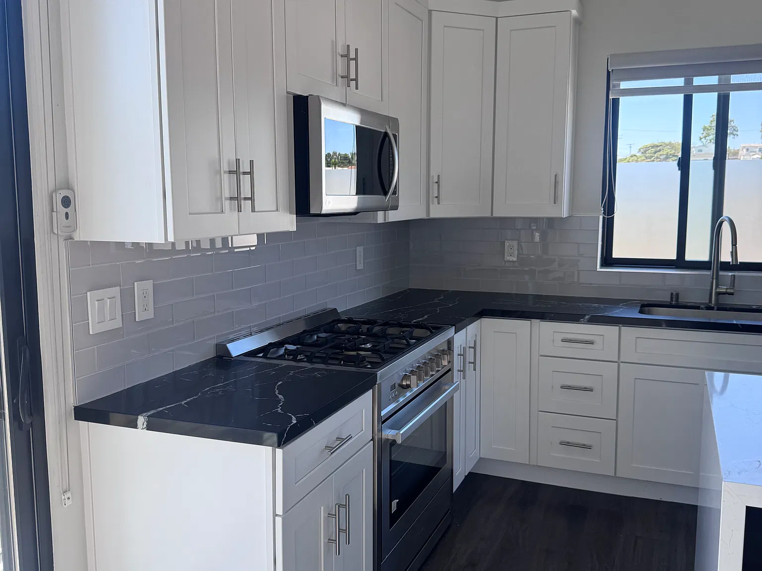 2 bed, 892 sqft, $3,700 — Photo 4