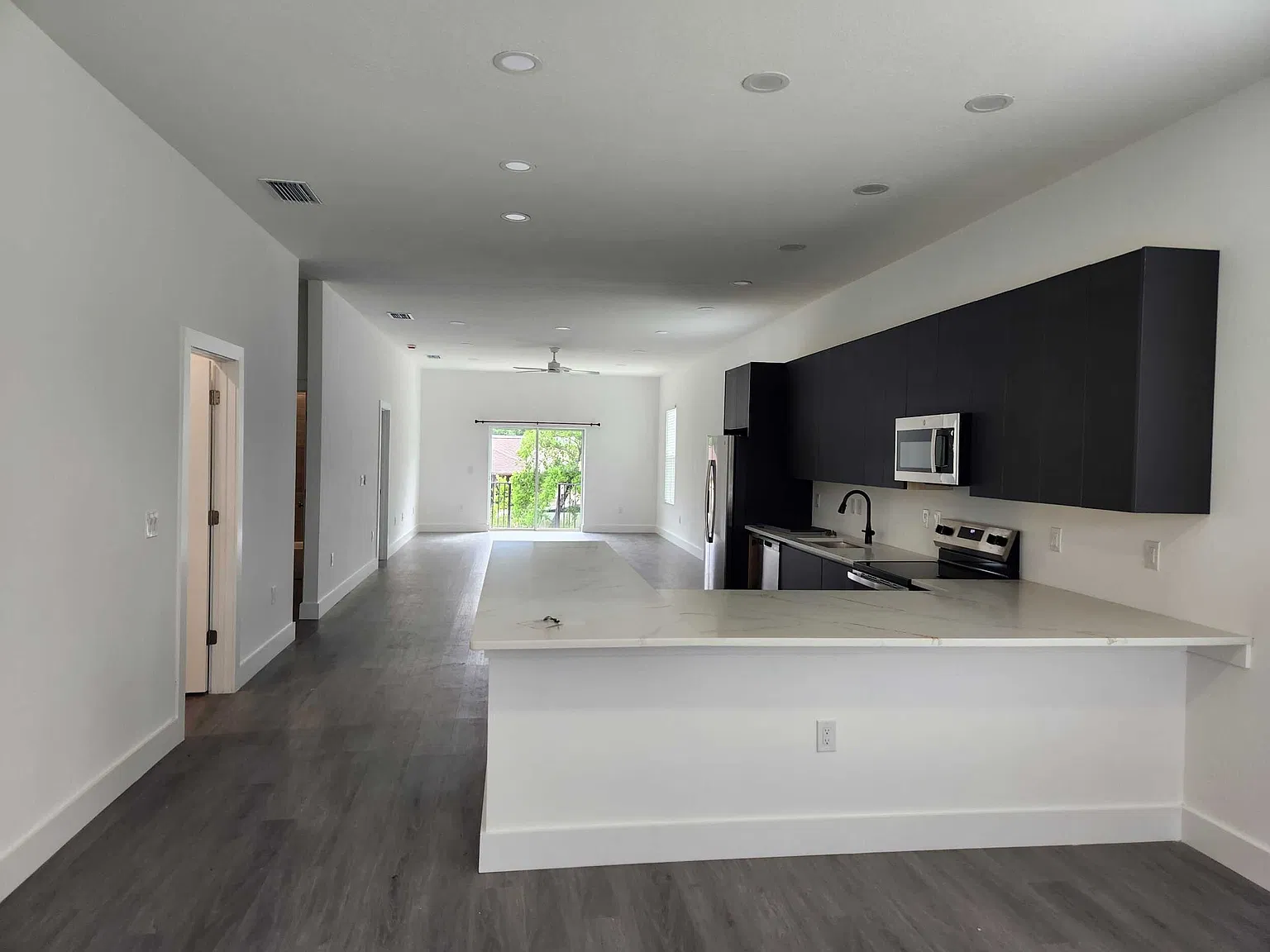 3 bed, 2.5 bath, 1752 sqft, $2,500 — Photo 3