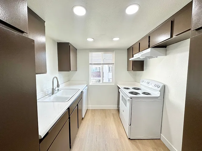Bolsa Gardens Apartment Homes — Photo 13