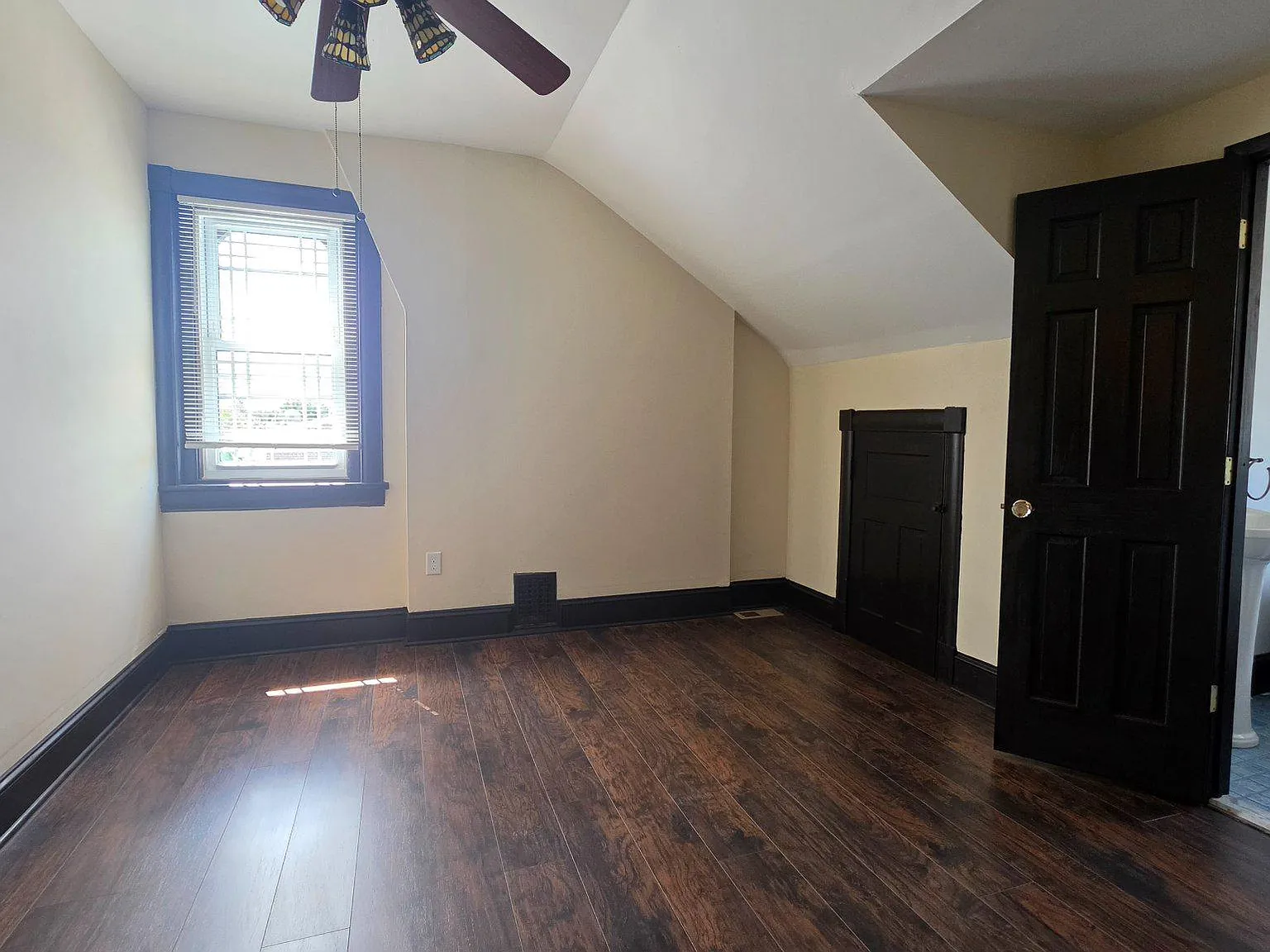 4 bed, 2.0 bath, 2412 sqft, $3,250 — Photo 4