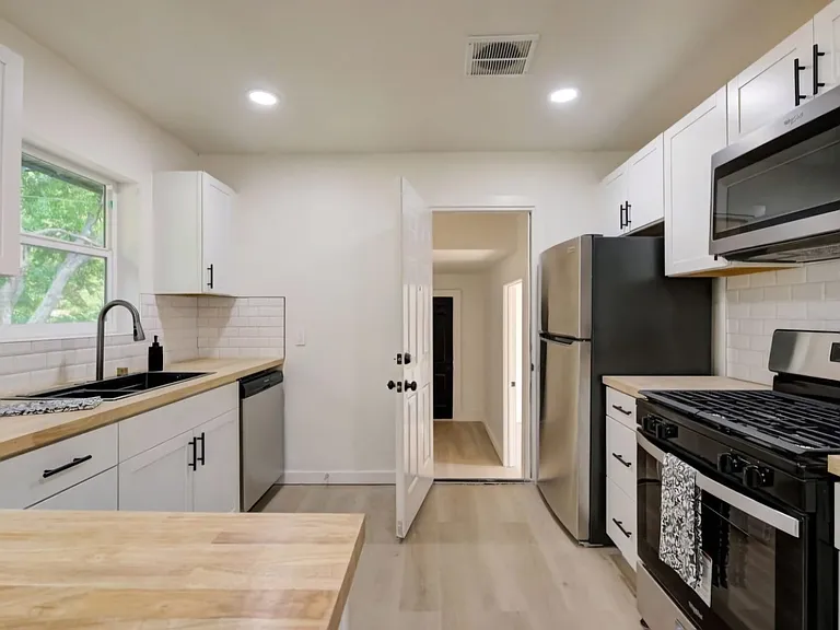 4713 N Prospect Ave — Photo 2