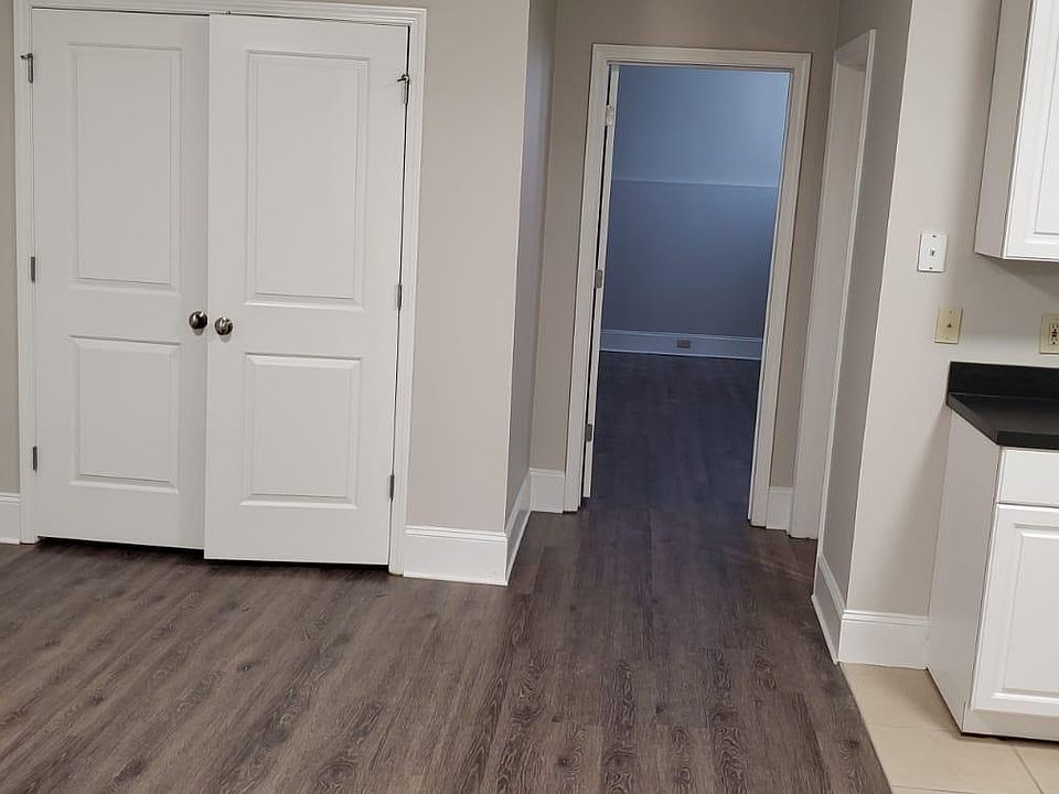 2nd image of 1196 Lynmoor Dr NE