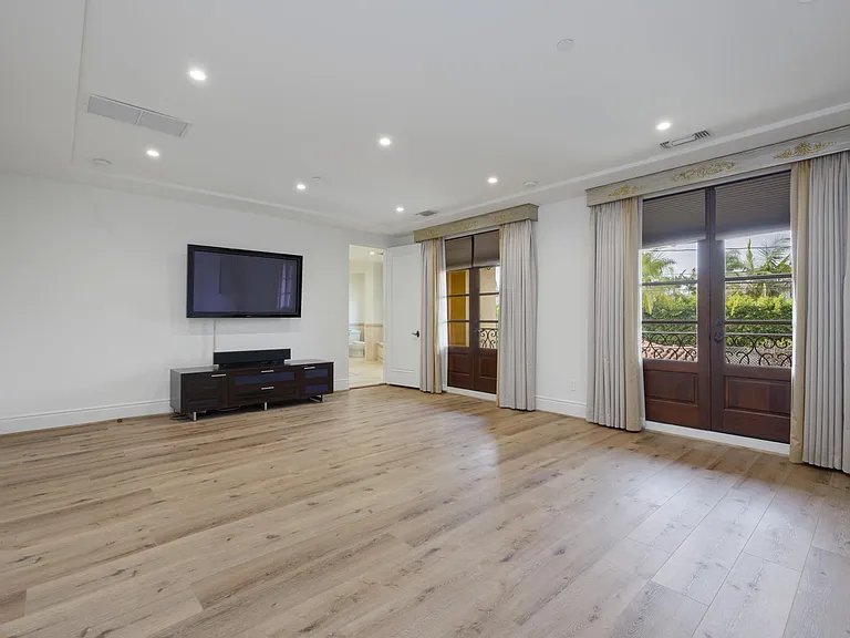 305 N Palm Dr — Photo 17