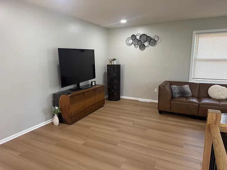 1650 La Salle Ave — Photo 4