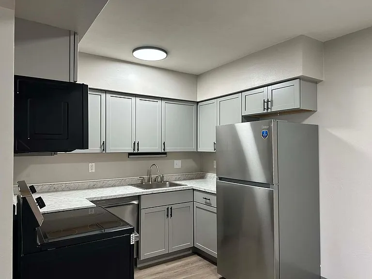 1157 Ravenwood Rd — Photo 2