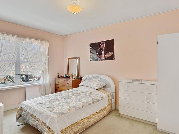 5th image of 2526 Seymour Ave