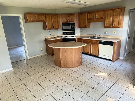 4th image of 15 Oak Lake Dr
