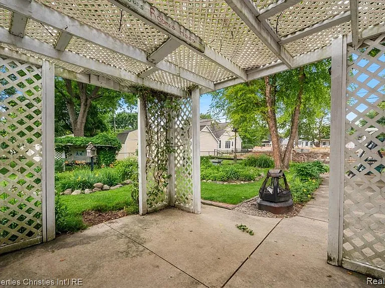 735 Novi St — Photo 35