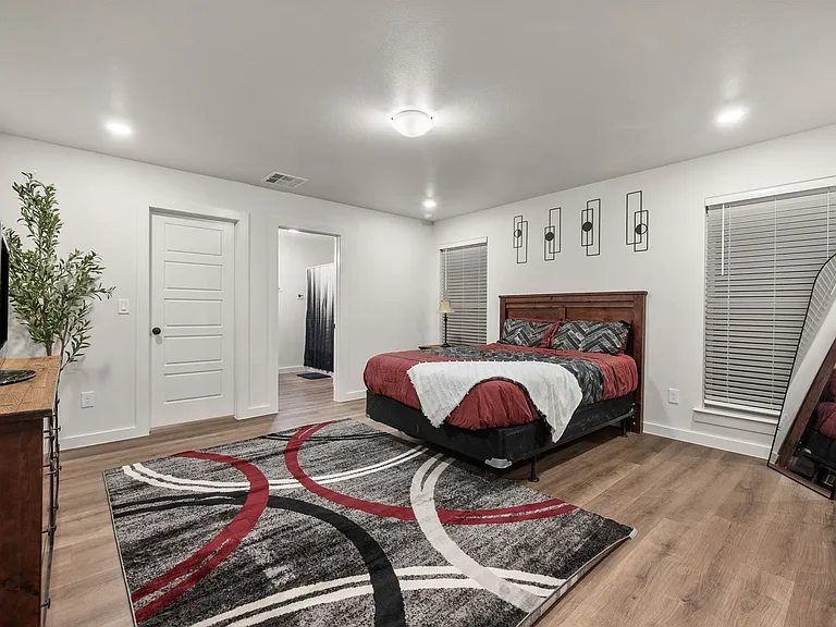2515 Kenwood Ave — Photo 16