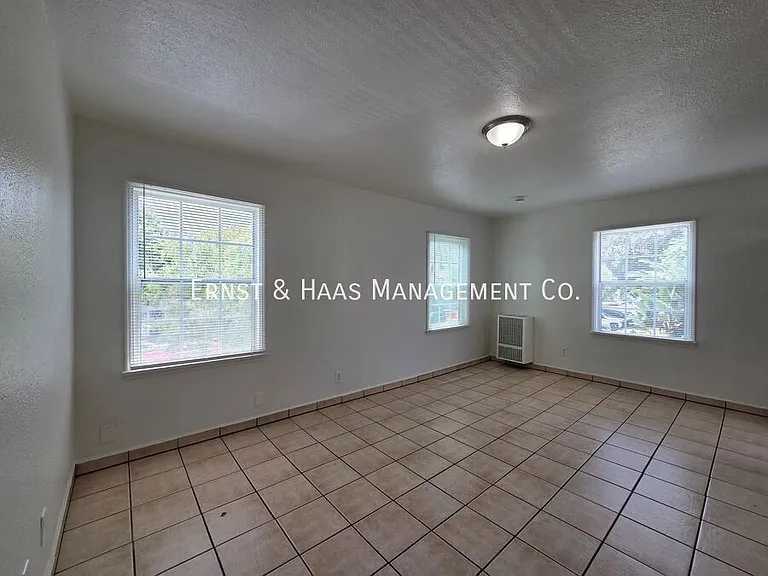 2035 Pine Ave #7 — Photo 5