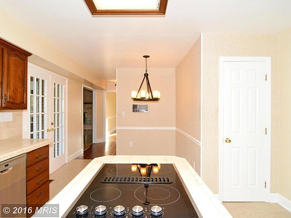 Kitchen Island with Cooktop