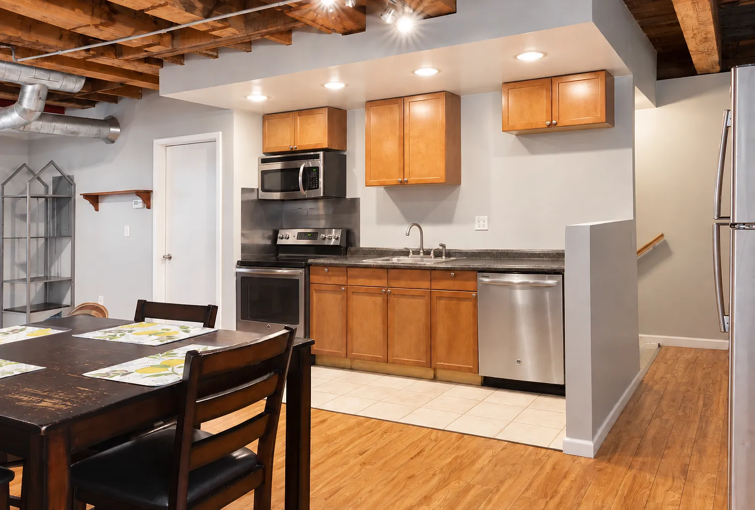 6 bed, 2400 sqft, $4,800 — Photo 4