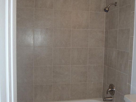 4th image of 4118 Englewood Dr