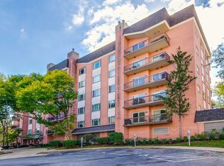 209 Rivershire Ln APT 203, Lincolnshire, IL 60069