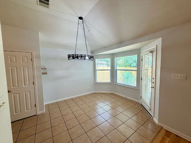 1517 Hawk Dr — Photo 8
