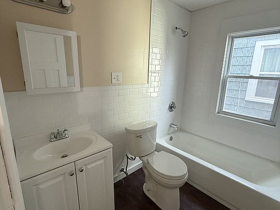 5th image of 233 Loring Ave