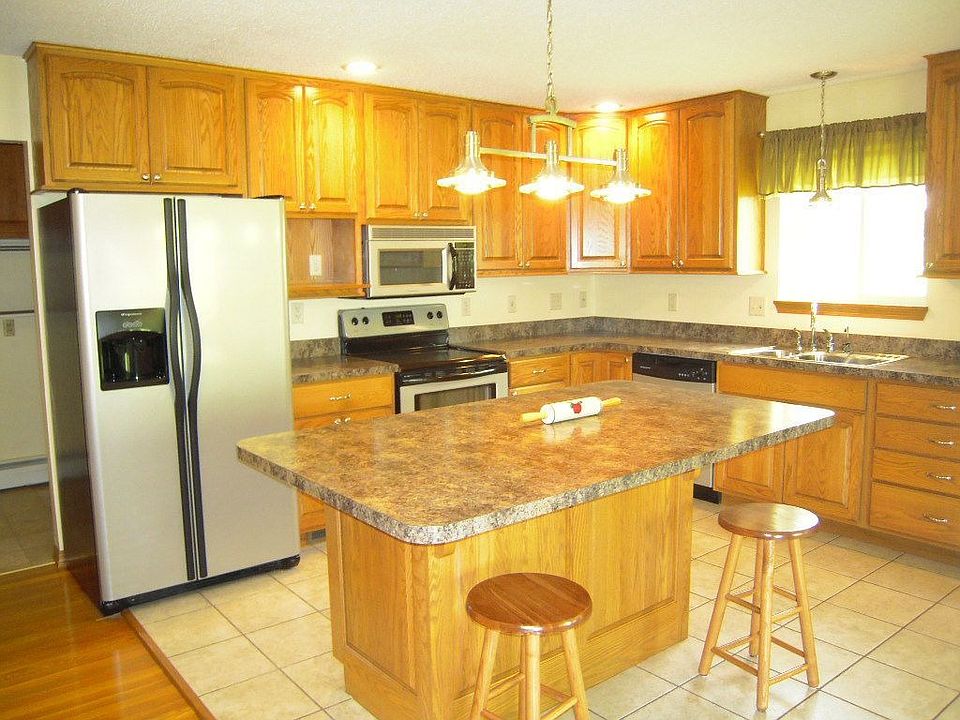 Large Center Island In Beautiful Kitchen