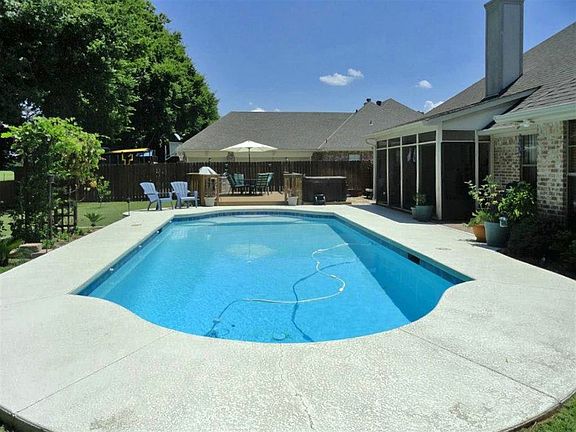 5th image of 1819 Castlewood Dr