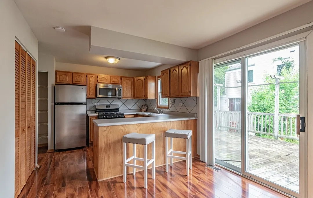 2 bed, 1095 sqft, $2,400 — Photo 3