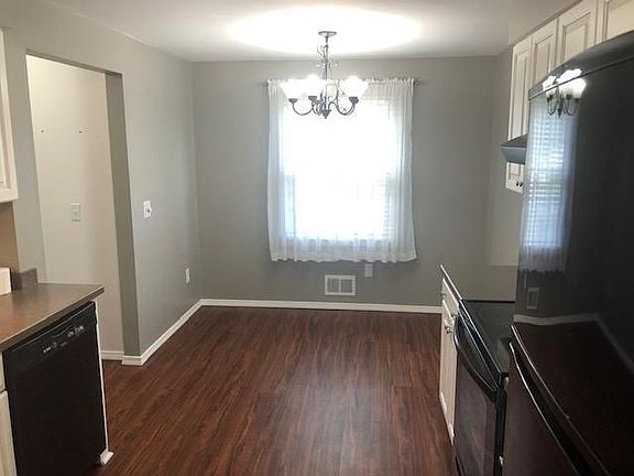 4th image of 16 Sanders Farm Dr