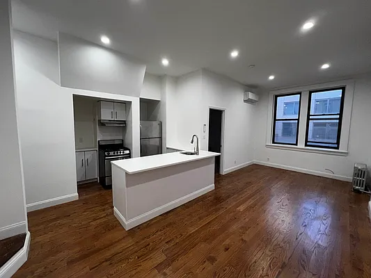 Rented by Salon Realty Corp | media 7