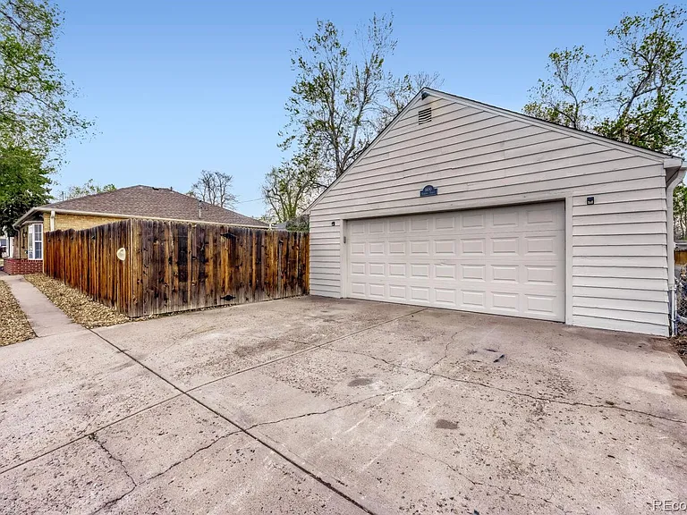 1600 Xanthia St — Photo 22